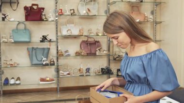 Yeni ayakkabılarını ve kamera arayan kadın