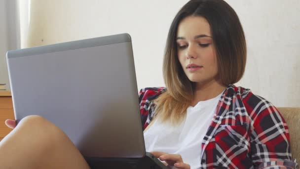 Het meisje heeft een videogesprek voeren — Stockvideo