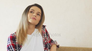 Genç kız evde oturan