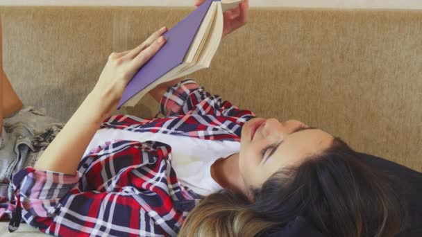 A menina está lendo um livro — Vídeo de Stock