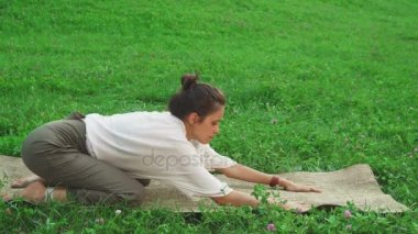 Genç güzel kız yoga pozlar yapıyor