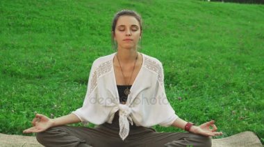 Kız ana poz Yoga yapıyor