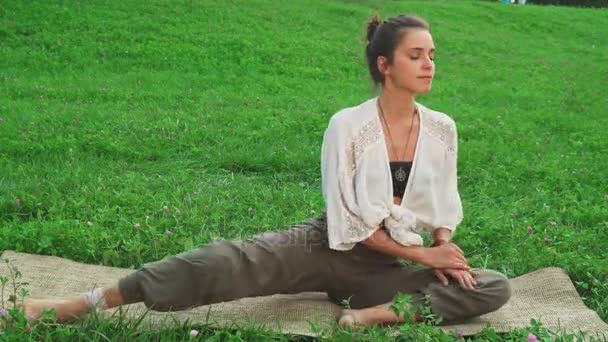 Junges schönes Mädchen macht die wichtigste Yoga-Pose — Stockvideo