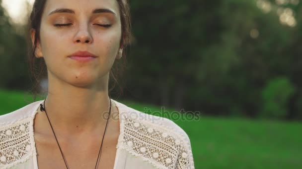 The young girl is doing yoga on nature — Stock Video