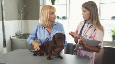 Hemşire not alma ve köpek sahibine söz