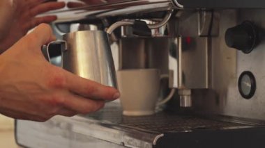 Barista haşlanmış süt yapıyor