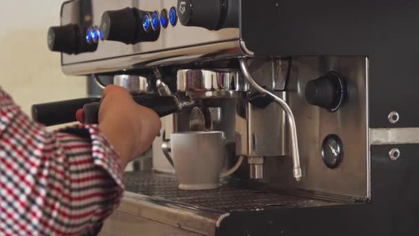 Бариста делает две чашки кофе. — стоковое видео
