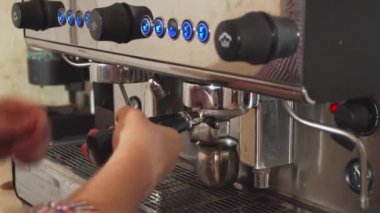 Barista kahve makinesi kahve yapıyor