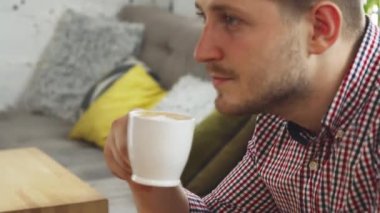 Müşteri kahve içiyor