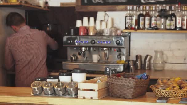 De barista bereidt koffie aan de bar — Stockvideo