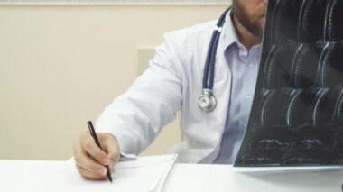 Doktor hasta x-ışını analiz ediyor