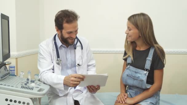 Лікар розмовляє з пацієнтом — стокове відео