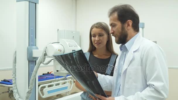 Doktor ne onun hasta için X-Ray görülmektedir açıklayan — Stok video