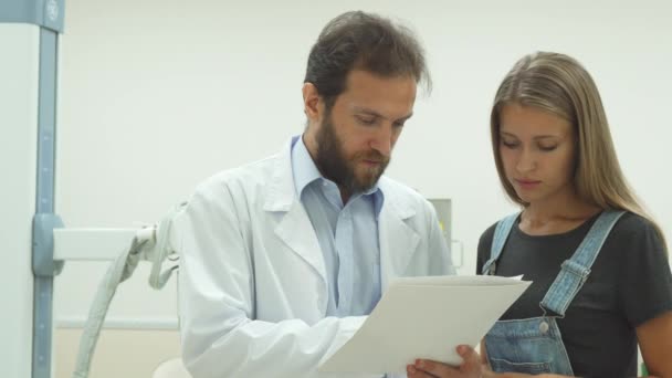 Il pazientefirma la diagnosi di un medico — Video Stock