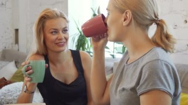 İki kız kahve içiyorsun