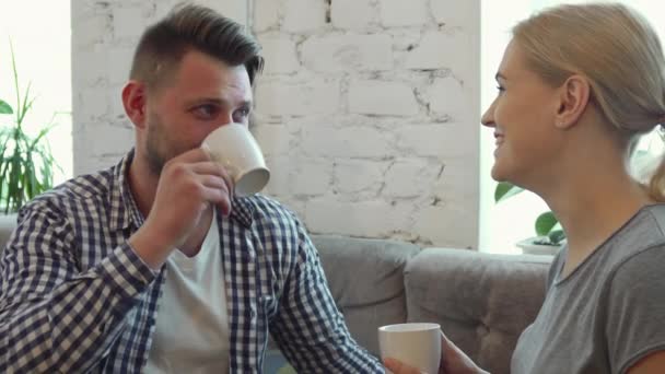 El hombre y la mujer están tomando café en el café. — Vídeos de Stock