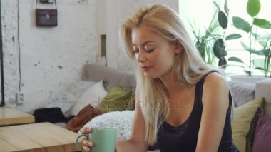 Sarışın kahve içiyor