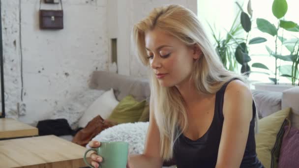 La rubia está bebiendo café — Vídeo de stock