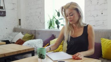 Kız bir mektup yazıyor