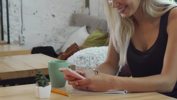 La fille lit quelque chose dans son téléphone portable — Video