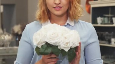 Kız çiçek koklama