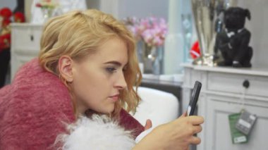 Kız onun telefonunda şaşırtıcı bir şey gördüm