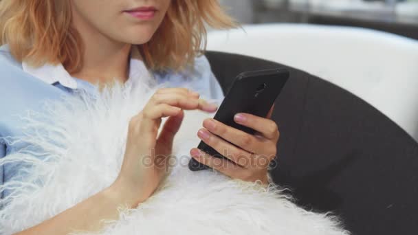 Flickan är textning i sin mobiltelefon — Stockvideo