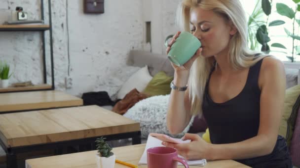 The girl is writing a message in the phone — Stock Video