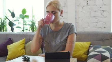 Kız onun tablet kullanma