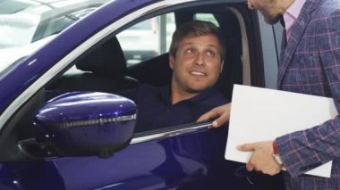 Baktılar alıcı arabaya binmeden