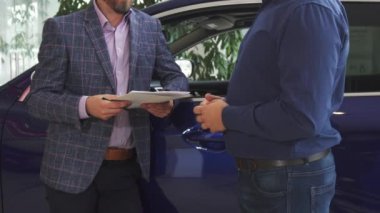 Adamlar resmen teyit işlemi için anlaşma imzalamak