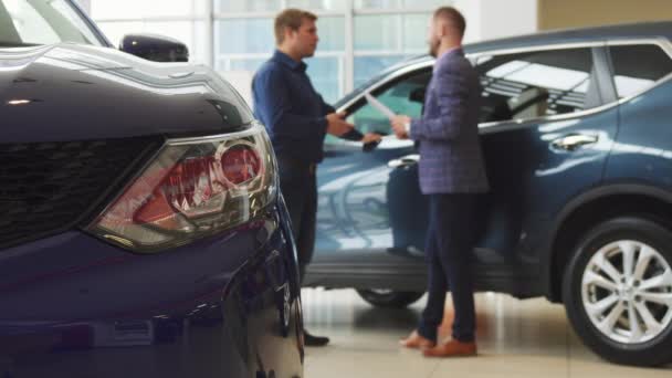 Empresarios está haciendo un trato de comprar un coche nuevo — Vídeos de Stock