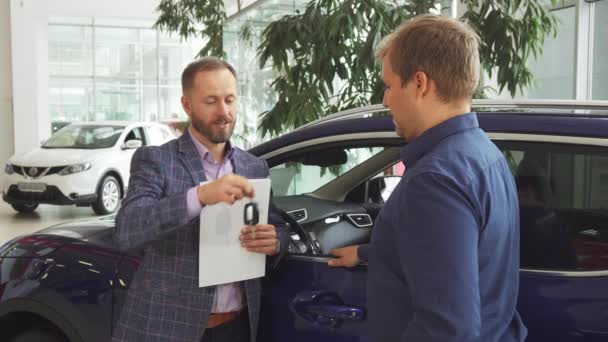 Distribuidor de coches entrega las llaves del nuevo propietario — Vídeo de stock