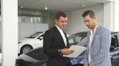 Potansiyel alıcı ve satıcı arabanın özelliklerini okuyun