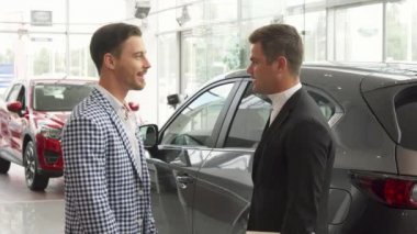 Erkekler bir araba satın almak iyi bir anlaşma sonucuna varmışlardır