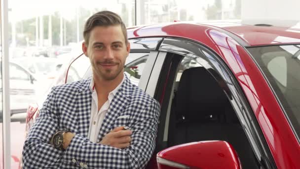 Счастливый владелец новой машины показывает ключи — стоковое видео