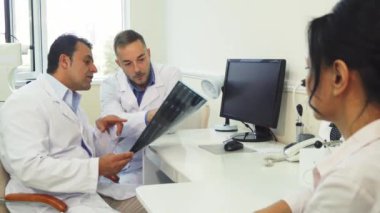 Doktor Röntgen ofiste otururken incelemek