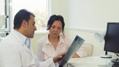 Dikkatli hasta doktorlar tavsiye için dinler