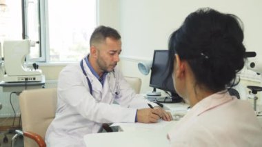 İyi bir Doktor hastaya reçete reçete