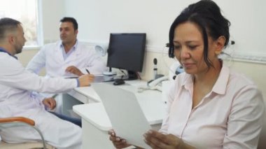 Memnun bir hasta onu tıbbi sertifika çalışmaları