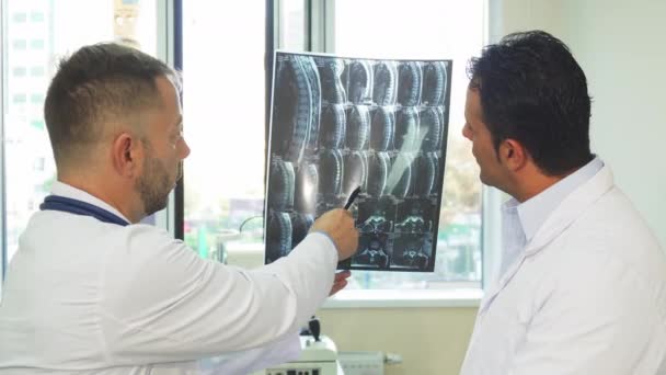 Médicos experimentados están estudiando la radiografía de su paciente — Vídeos de Stock