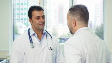 İki doktor işbirliği kabul etti.