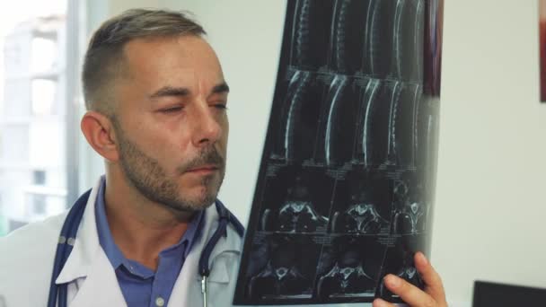 Deneyimli bir terapist yakından X-Ray görüntü olarak görünüyor — Stok video