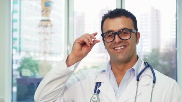 Glada läkare tar bort hans glasögon och ler mot kameran — Stockvideo