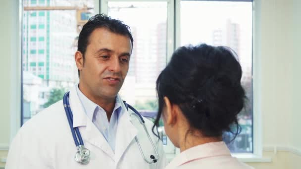 Doświadczony lekarz daje zalecenia do jego pacjenta — Wideo stockowe