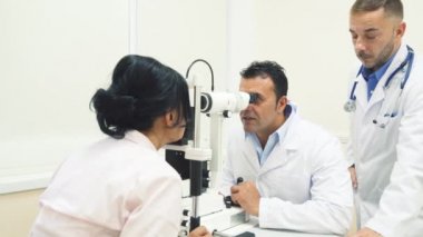 İki gülümseyen doktor hastaların görme kontrol