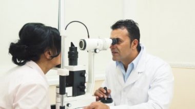 Hastaların görme testleri için cihaz deneyimli bir doktor bakar