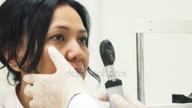 Zeki doktor özel bir lamba hastaların gözlerinde parlıyor.