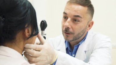 Doktor, dikkatli bir şekilde cihaz yardımıyla hastaların göz çalışmalar