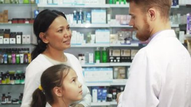 Küçük kızı annesiyle danışın bir eczacı